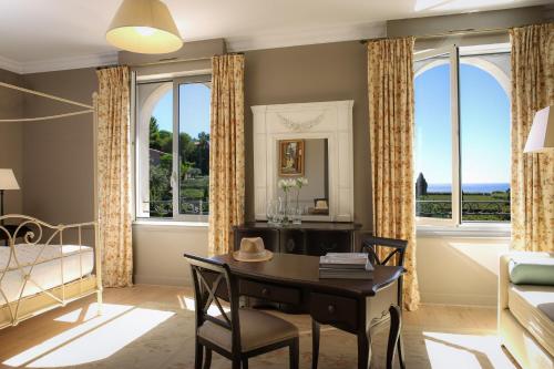 Suite Junior with Pool or Palm Grove View 