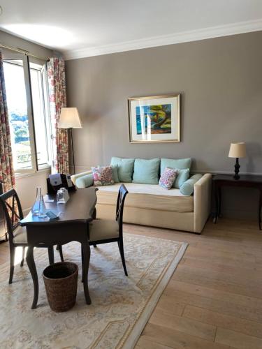 Suite Junior with Pool or Palm Grove View 