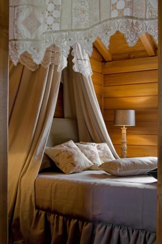 Family Tree House (2 adults + 2 children)