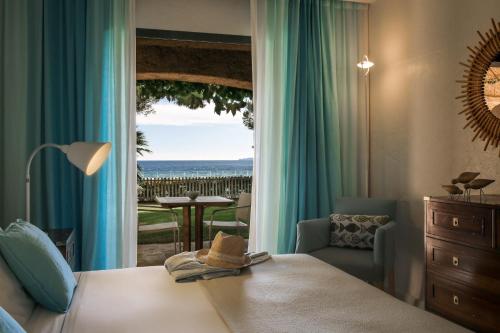Suite with sea view, free access to the spa and private beach