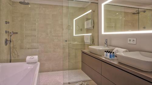 Suite with sea view, free access to the spa and private beach
