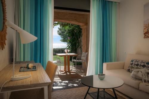 Suite with sea view, free access to the spa and private beach