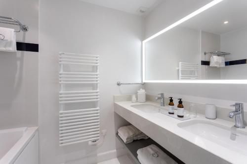 Triple room with a west-facing garden view and a balcony, free access to the spa and private beach