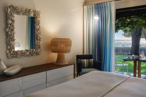 Deluxe room with sea view, free access to the spa and private beach