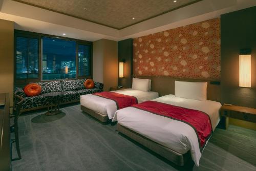 Oriental Triple Room - City Side