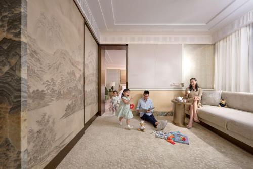 Island Shangri-La Premier Harbor View Suite