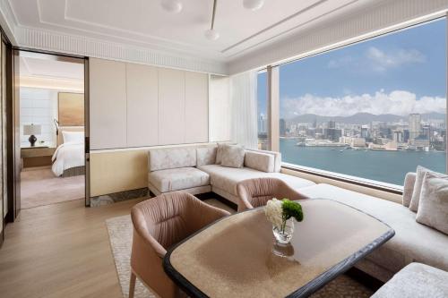 Island Shangri-La Premier Harbor View Suite