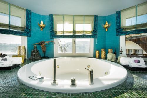 Deluxe Suite with Spa Bath