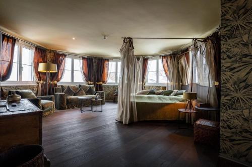 Deluxe Suite with Spa Bath
