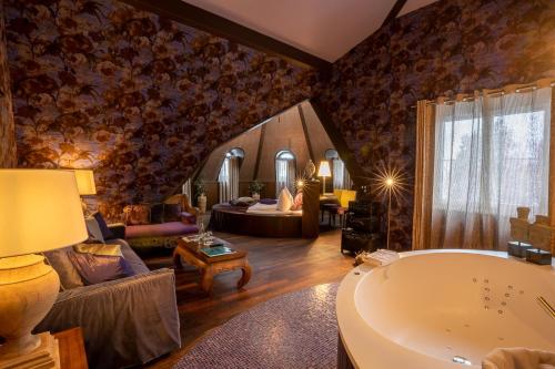 Deluxe Suite with Spa Bath
