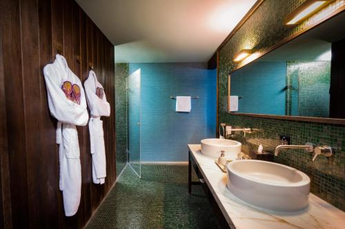 Deluxe Suite with Spa Bath
