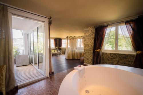 Deluxe Suite with Spa Bath