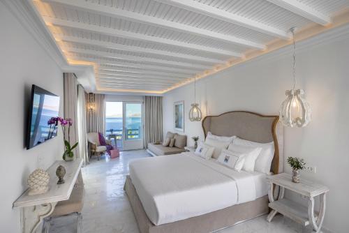 Signature Aegean Room with Outdoor Jetted Tub and Sea View