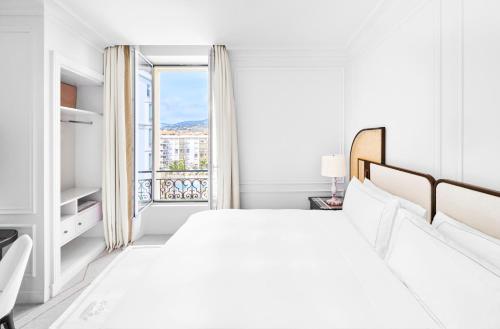 One-Bedroom Suite with Garden View and Sofa Bed