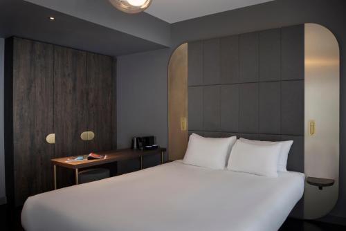 Goldy room