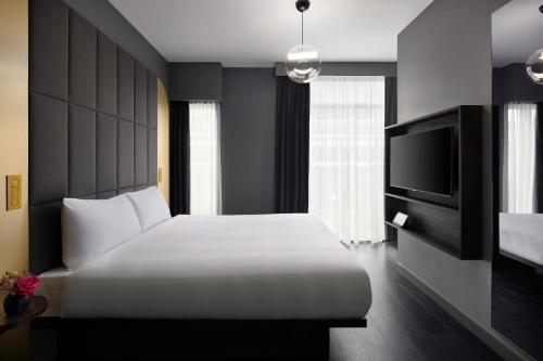 Goldy room