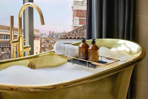 Goldy room