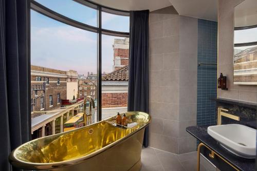 Goldy room