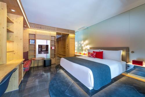 Cozy Family Room with One King Bed, One Single Bed and Balcony