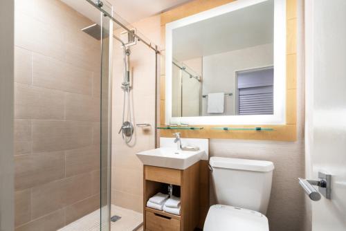 Diamond Oceanfront King Room with Roll-in Shower - Mobility and Hearing Accessible