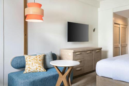 Diamond Oceanfront King Room with Roll-in Shower - Mobility and Hearing Accessible