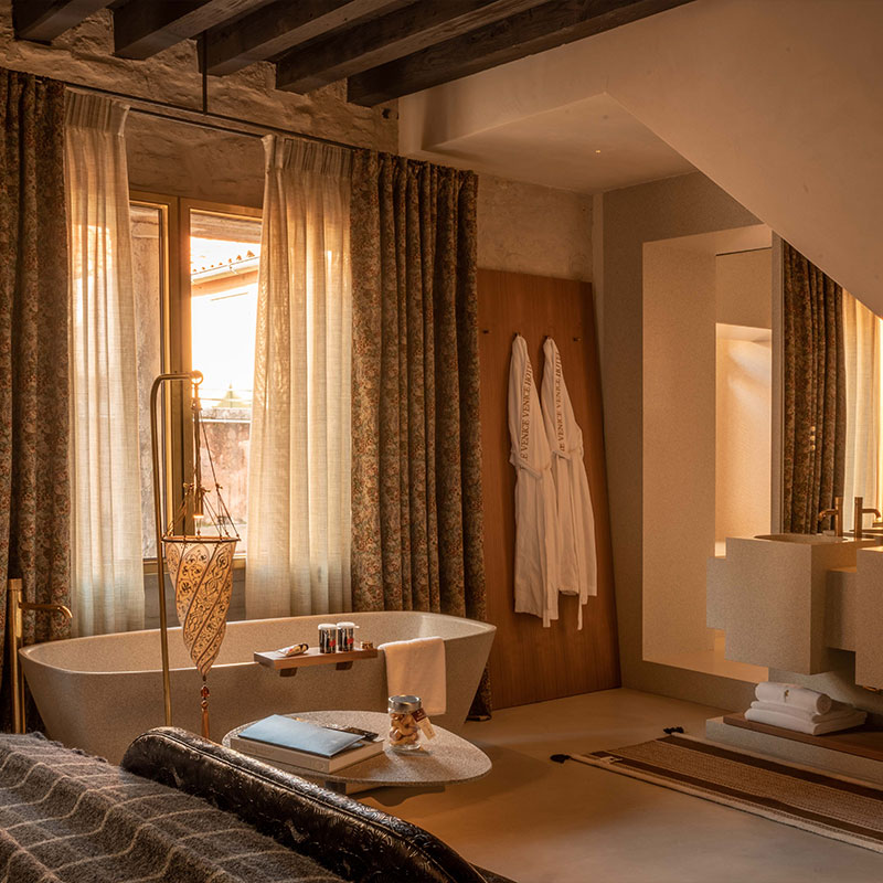 Postvenetian De Luxe