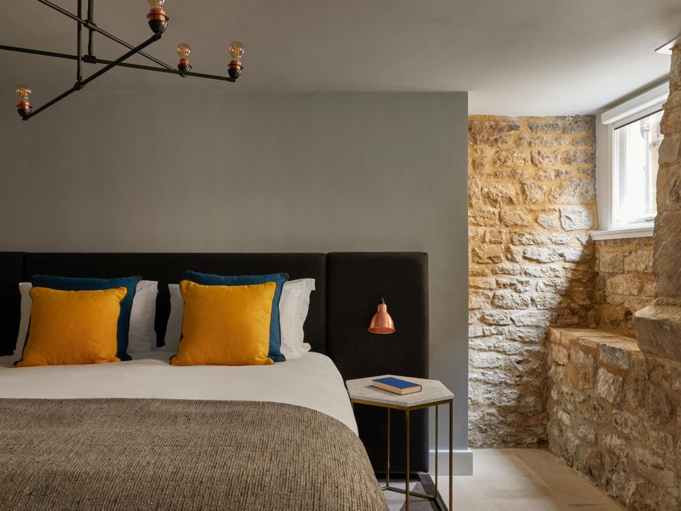 1 King Bed Suite Underground Vaulted