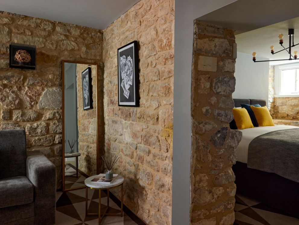 1 King Bed Suite Underground Vaulted