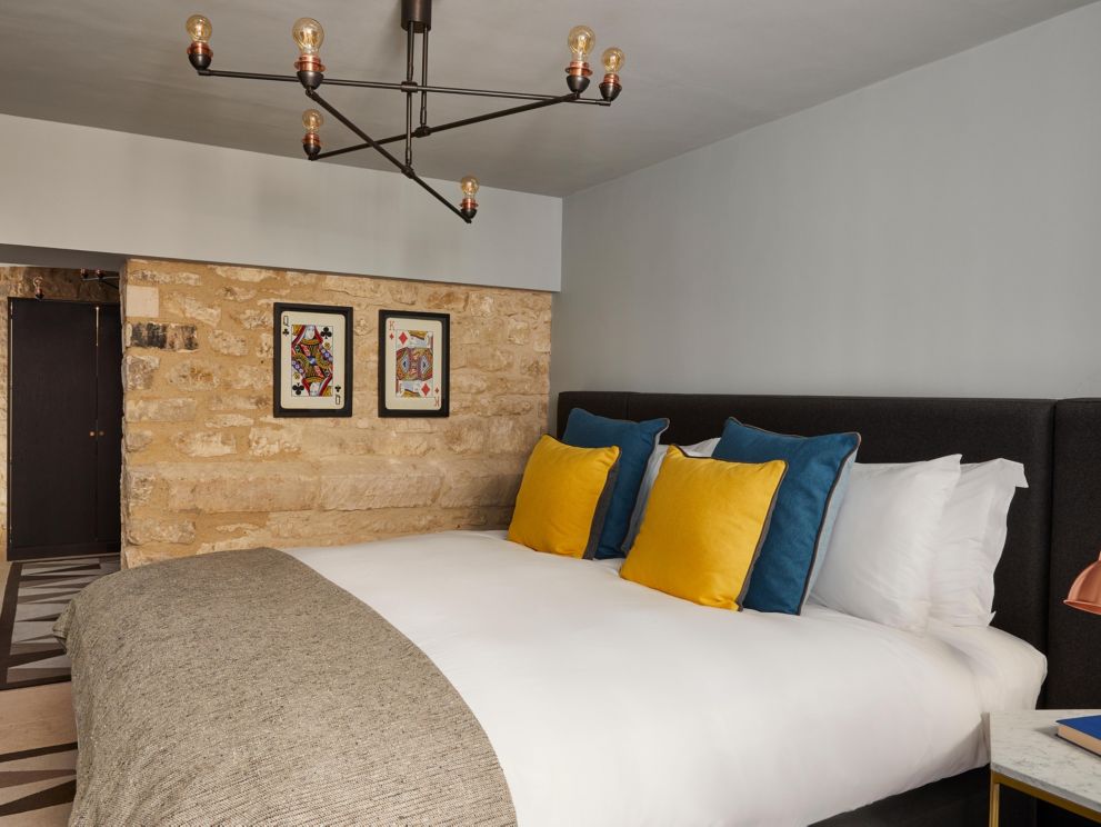 1 King Bed Suite Underground Vaulted