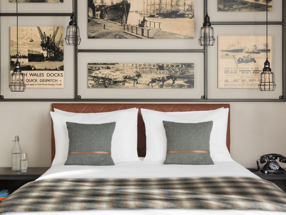 1 Queen Bed Premium 