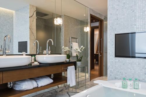 Heritage Lake View Prestige Suite