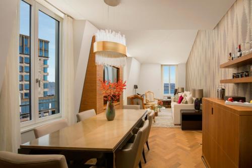 Heritage Lake View Prestige Suite