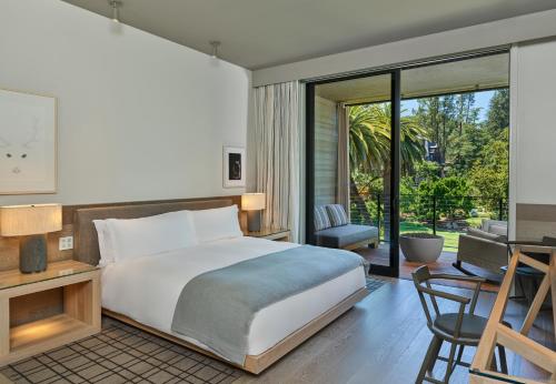 Deluxe King Room with Streamside View and Shower - Mobility Access