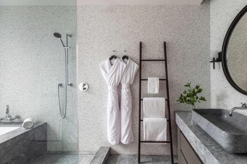 Deluxe King Room with Streamside View and Shower - Mobility Access