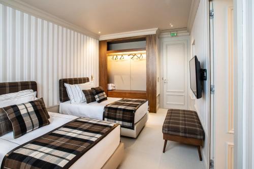 Petit Room