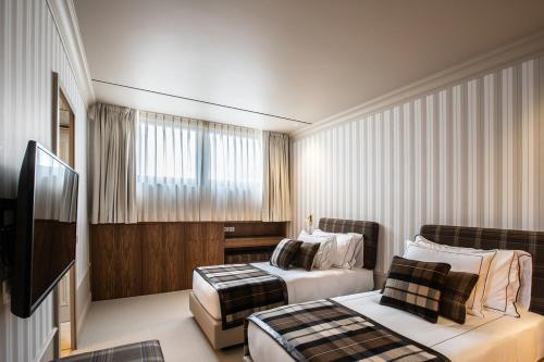 Petit Room