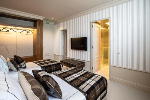 Petit Room
