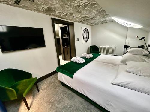 Junior Suite with King and Sofa Bed