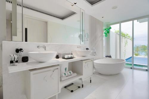 Premium Ocean Pool Suite - King