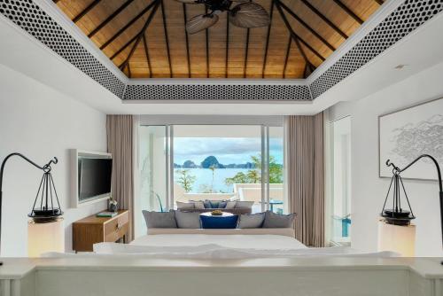 Premium Ocean Pool Suite - King