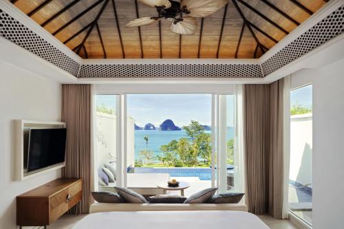 Premium Ocean Pool Suite - King