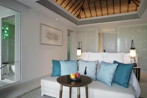 Deluxe Garden Pool Suite King