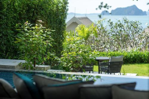 Deluxe Garden Pool Suite Twin