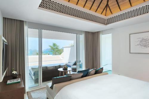 Partial Ocean Pool Suite King