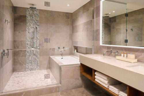 Three-Bedroom Ilikai Villa with Garden View, One King and Three Queen Beds