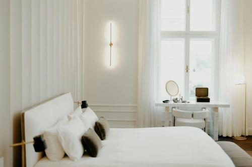 The Ritz-Carlton Symphony Suite with Club lounge access