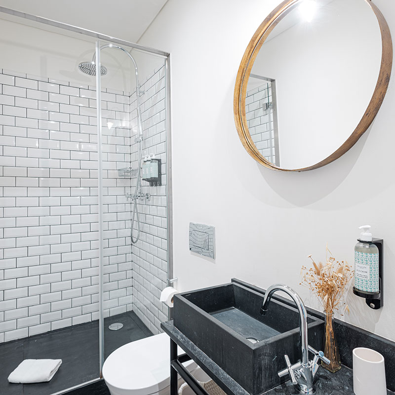 Superior One Bedroom Apartment 