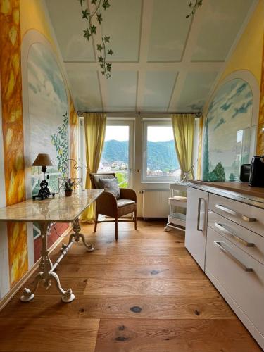 Apartment with Mountain View