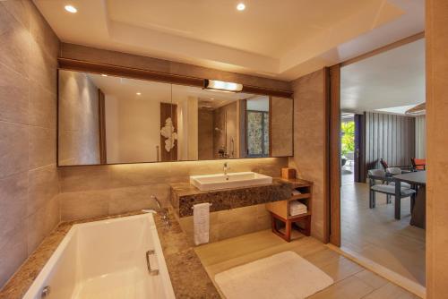 Hibiscus Signature Beachfront Suite