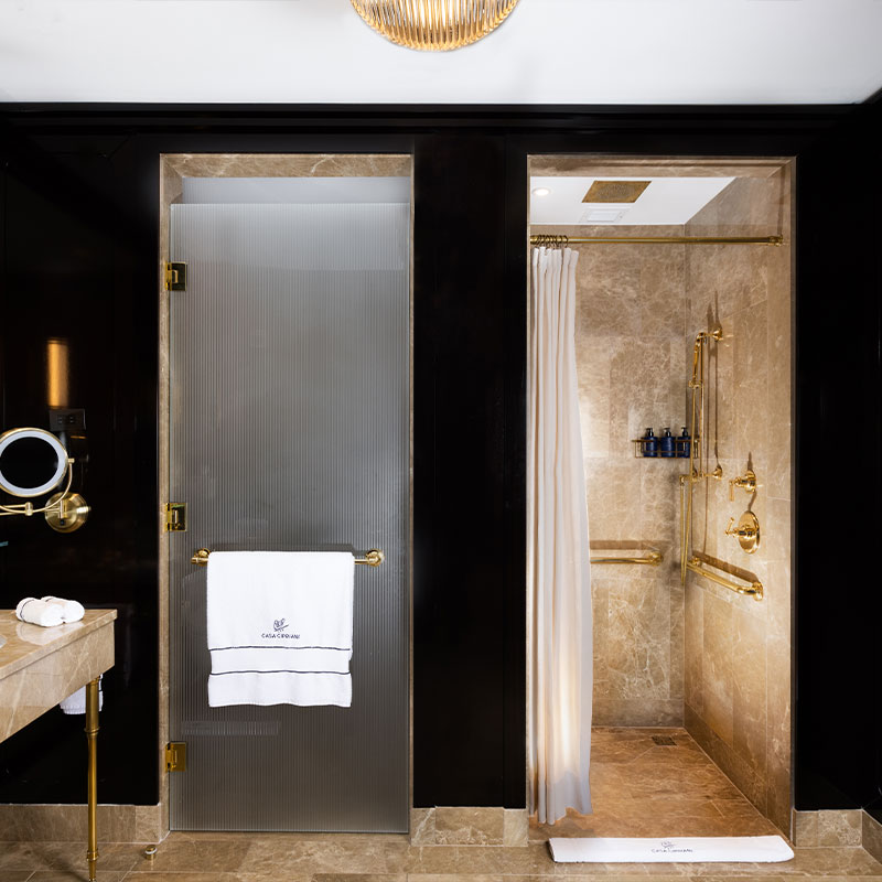 Junior Suite Corner City View Accessible